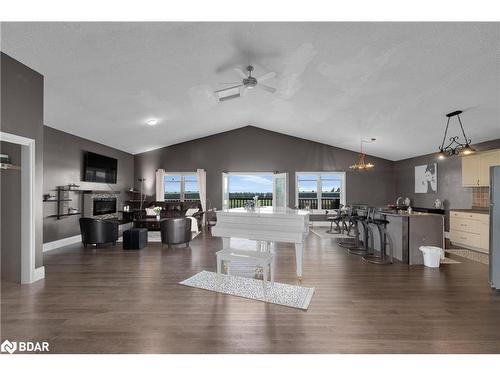 433143 4 Line, Amaranth, ON - Indoor Photo Showing Living Room