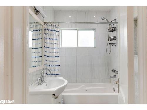 141 Ardagh Road, Barrie, ON - Indoor Photo Showing Bathroom