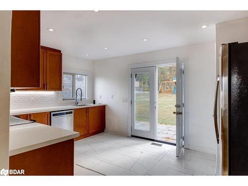 141 Ardagh Road, Barrie, ON - Indoor Photo Showing Kitchen