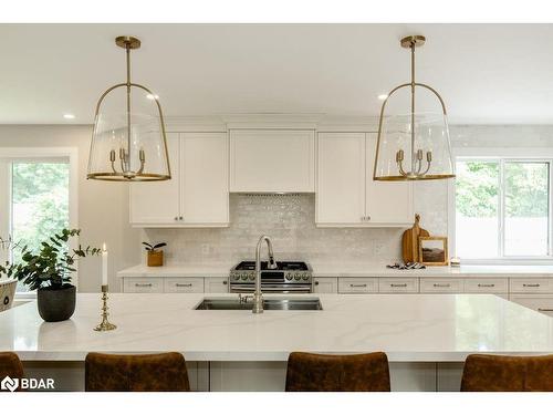 66 Finlay Mill Road, Midhurst, ON - Indoor Photo Showing Kitchen With Upgraded Kitchen