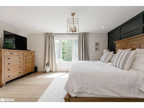 66 Finlay Mill Road, Midhurst, ON - Indoor Photo Showing Bedroom