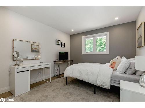 66 Finlay Mill Road, Midhurst, ON - Indoor Photo Showing Bedroom