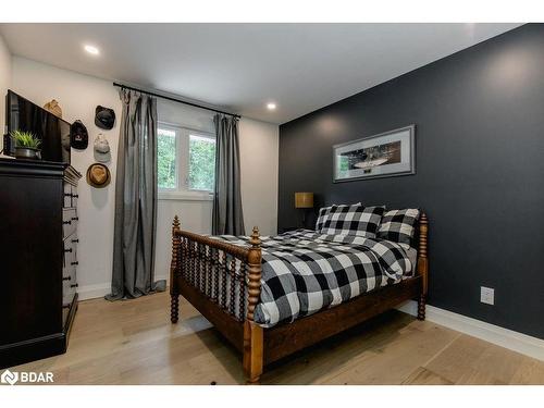 66 Finlay Mill Road, Midhurst, ON - Indoor Photo Showing Bedroom