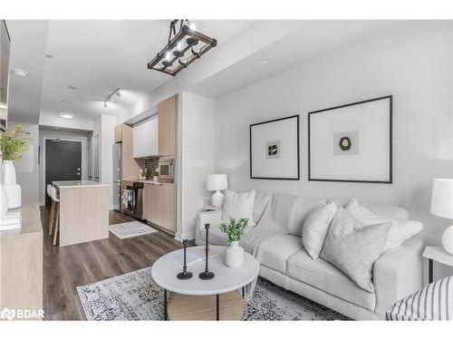 312-5220 Dundas Street, Burlington, ON - Indoor Photo Showing Living Room