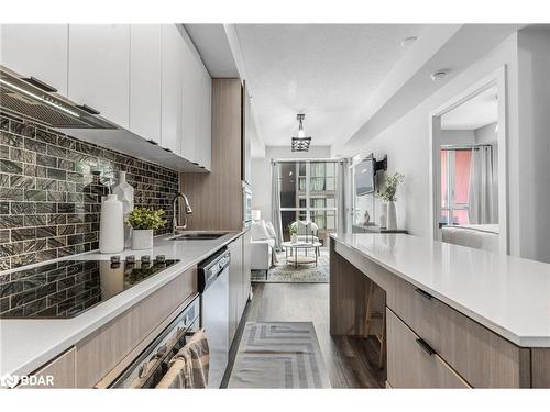 312-5220 Dundas Street, Burlington, ON - Indoor Photo Showing Kitchen With Upgraded Kitchen