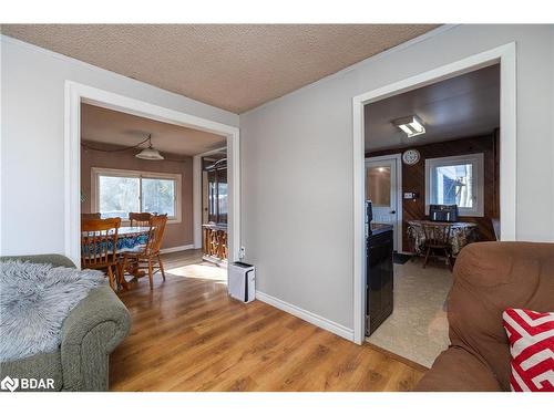 718506 Hwy 6 Highway, Shallow Lake, ON - Indoor Photo Showing Living Room