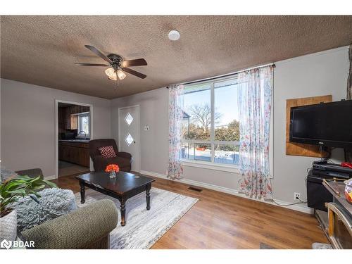 718506 Hwy 6 Highway, Shallow Lake, ON - Indoor Photo Showing Living Room