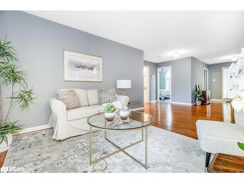 16-358 Little Avenue, Barrie, ON - Indoor Photo Showing Living Room