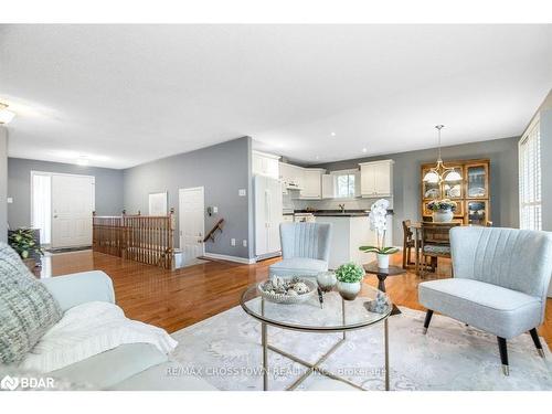 16-358 Little Avenue, Barrie, ON - Indoor Photo Showing Living Room