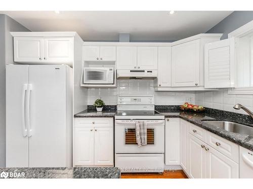 16-358 Little Avenue, Barrie, ON - Indoor Photo Showing Kitchen