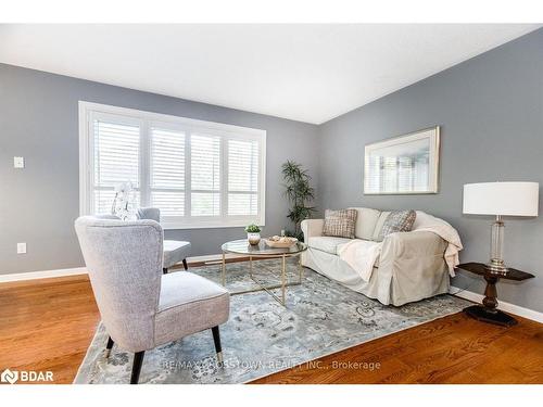 16-358 Little Avenue, Barrie, ON - Indoor Photo Showing Living Room