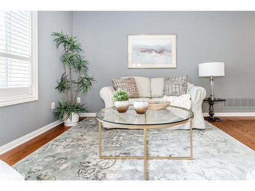 16-358 Little Avenue, Barrie, ON - Indoor Photo Showing Living Room