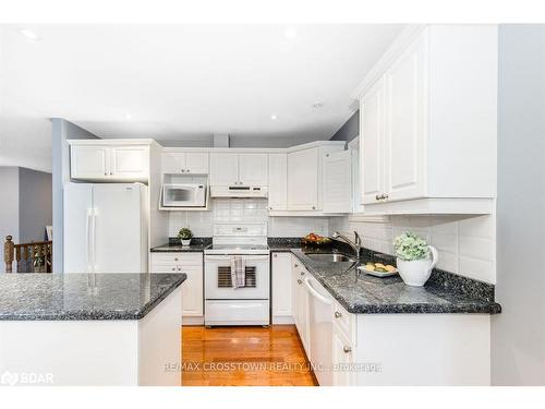 16-358 Little Avenue, Barrie, ON - Indoor Photo Showing Kitchen