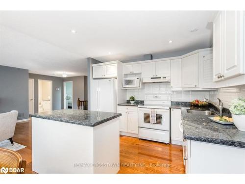 16-358 Little Avenue, Barrie, ON - Indoor Photo Showing Kitchen