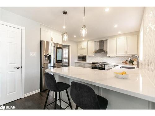 33 Logan Court, Barrie, ON - Indoor Photo Showing Kitchen With Upgraded Kitchen