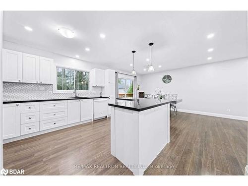 40 Rue Vanier, Tiny, ON - Indoor Photo Showing Kitchen With Upgraded Kitchen