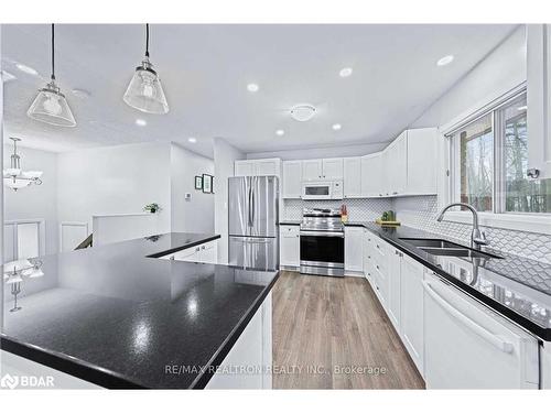 40 Rue Vanier, Tiny, ON - Indoor Photo Showing Kitchen With Double Sink With Upgraded Kitchen