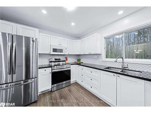 40 Rue Vanier, Tiny, ON - Indoor Photo Showing Kitchen With Double Sink With Upgraded Kitchen