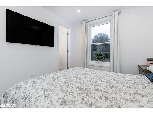 309 Gill Street, Orillia, ON - Indoor Photo Showing Bedroom