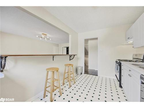 69 Kinzie Lane, Barrie, ON - Indoor Photo Showing Kitchen