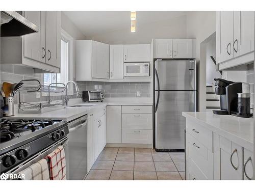 69 Kinzie Lane, Barrie, ON - Indoor Photo Showing Kitchen