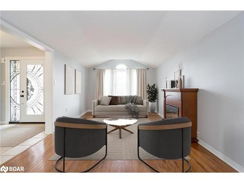 28 Sun King Crescent, Barrie, ON - Indoor Photo Showing Living Room