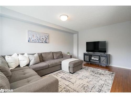 28 Sun King Crescent, Barrie, ON - Indoor Photo Showing Living Room