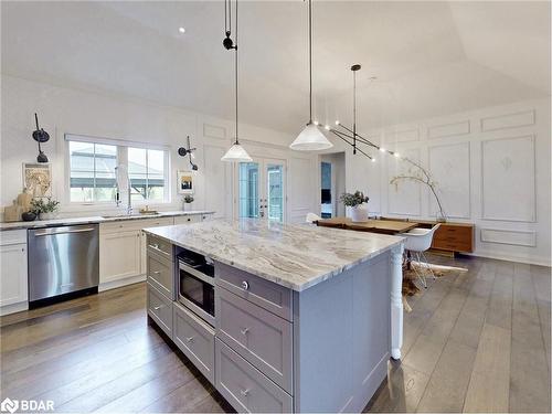 2 Thoroughbred Drive, Oro-Medonte, ON - Indoor Photo Showing Kitchen With Upgraded Kitchen