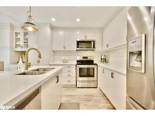 52 Versailles Crescent, Barrie, ON - Indoor Photo Showing Kitchen With Double Sink With Upgraded Kitchen