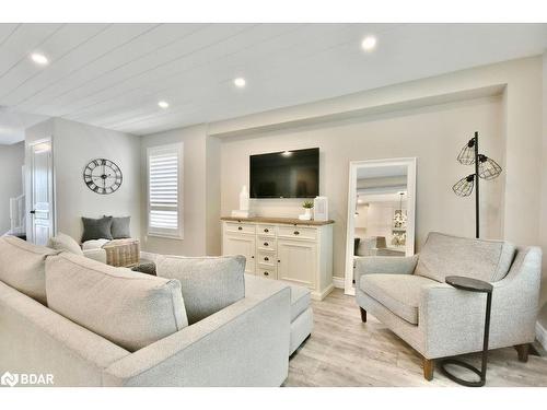 52 Versailles Crescent, Barrie, ON - Indoor Photo Showing Living Room