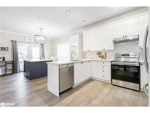 18 Todd Drive, Barrie, ON - Indoor Photo Showing Kitchen