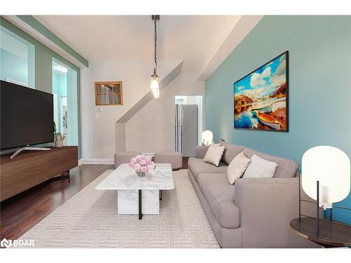 20-376 Blake Street, Barrie, ON - Indoor Photo Showing Living Room