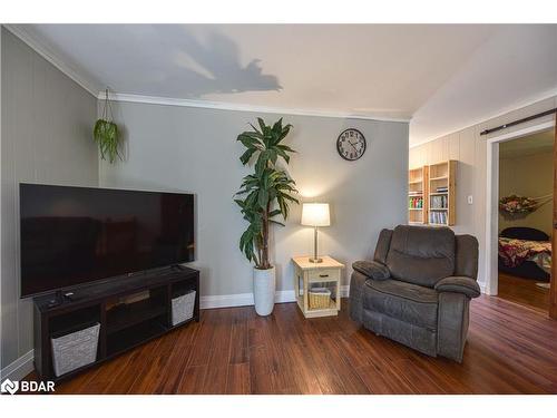 5450 11 Highway S, Oro-Medonte, ON - Indoor Photo Showing Living Room