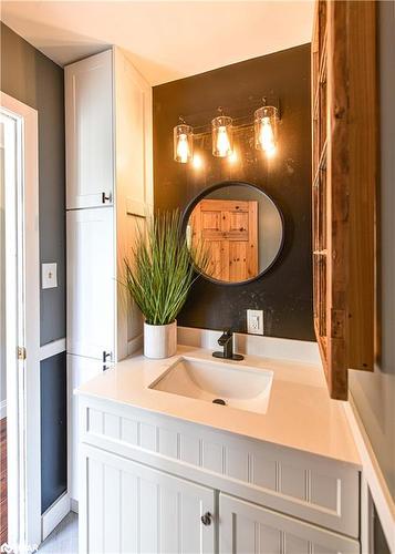 5450 11 Highway S, Oro-Medonte, ON - Indoor Photo Showing Bathroom