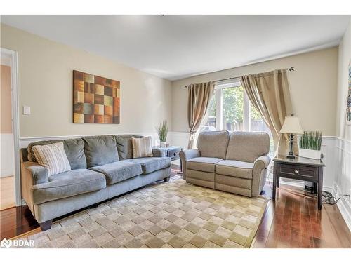 43 Waterhouse Way, Richmond Hill, ON - Indoor Photo Showing Living Room