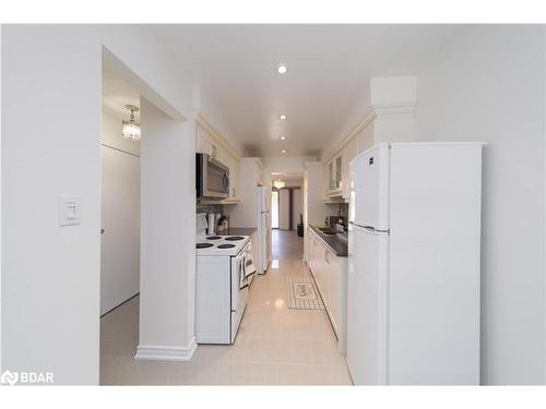 25 Overlord Crescent, Scarborough, ON - Indoor Photo Showing Kitchen