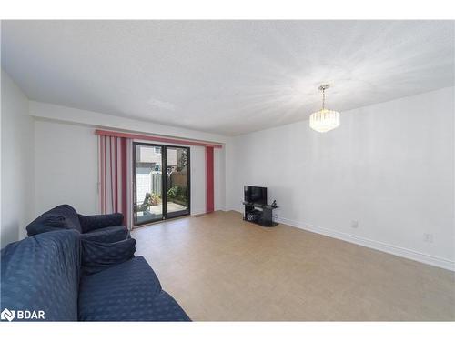 25 Overlord Crescent, Scarborough, ON - Indoor Photo Showing Living Room