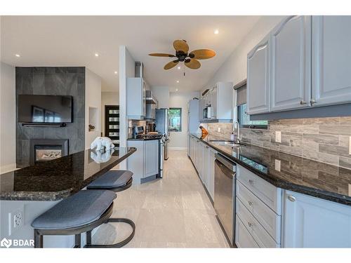 46 Gooch Park Drive, Innisfil, ON - Indoor Photo Showing Kitchen