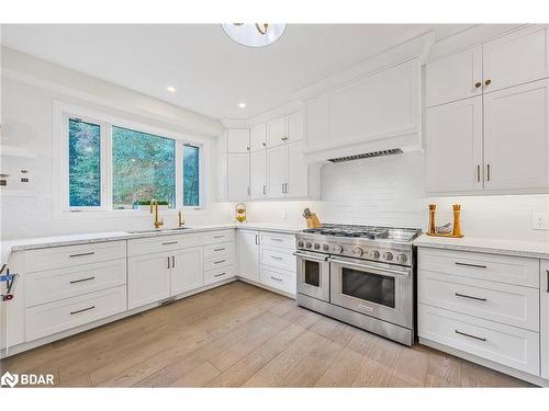 38 Lilac Lane, Midhurst, ON - Indoor Photo Showing Kitchen With Upgraded Kitchen