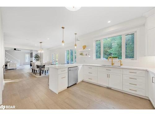 38 Lilac Lane, Midhurst, ON - Indoor Photo Showing Kitchen With Upgraded Kitchen