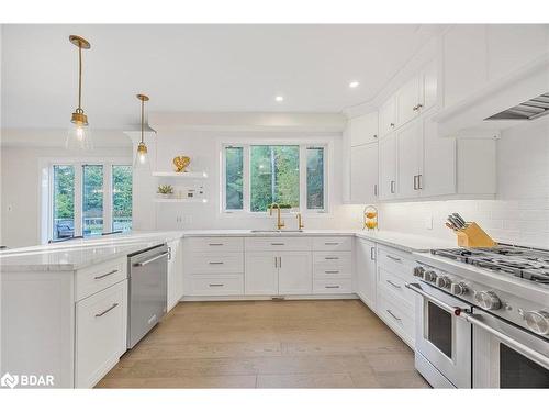 38 Lilac Lane, Midhurst, ON - Indoor Photo Showing Kitchen With Upgraded Kitchen