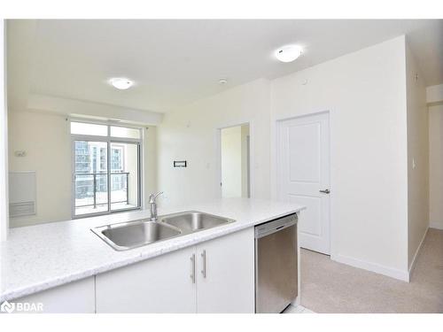 404-125 Shoreview Place Place, Hamilton, ON - Indoor Photo Showing Kitchen With Double Sink