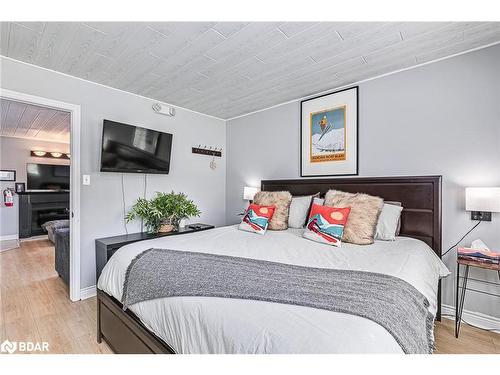 401-796468 19 Grey Road, The Blue Mountains, ON - Indoor Photo Showing Bedroom