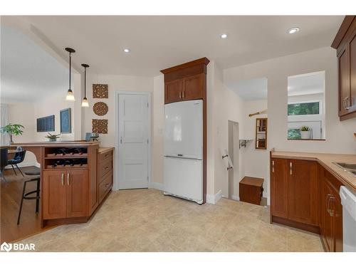 20 Dalton Crescent S, Orillia, ON - Indoor Photo Showing Kitchen