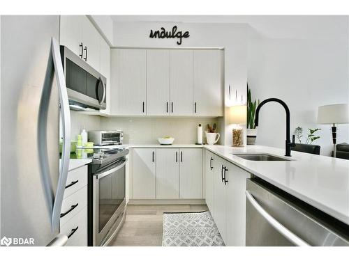 602-111 Worsley Street, Barrie, ON - Indoor Photo Showing Kitchen With Upgraded Kitchen