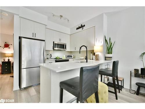 602-111 Worsley Street, Barrie, ON - Indoor Photo Showing Kitchen With Upgraded Kitchen