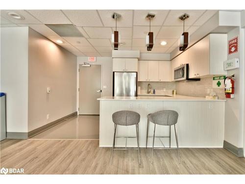 602-111 Worsley Street, Barrie, ON - Indoor Photo Showing Kitchen With Upgraded Kitchen