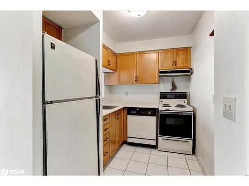 801-140 Dunlop Street E, Barrie, ON - Indoor Photo Showing Kitchen