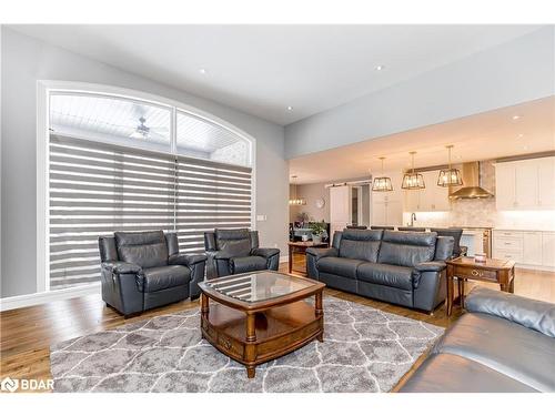 4428 North Valley Lane, Severn, ON - Indoor Photo Showing Living Room