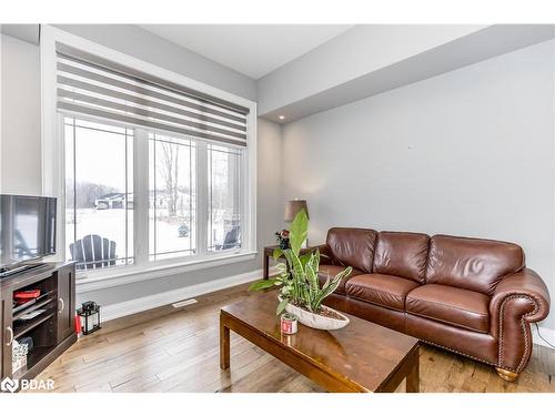 4428 North Valley Lane, Severn, ON - Indoor Photo Showing Living Room